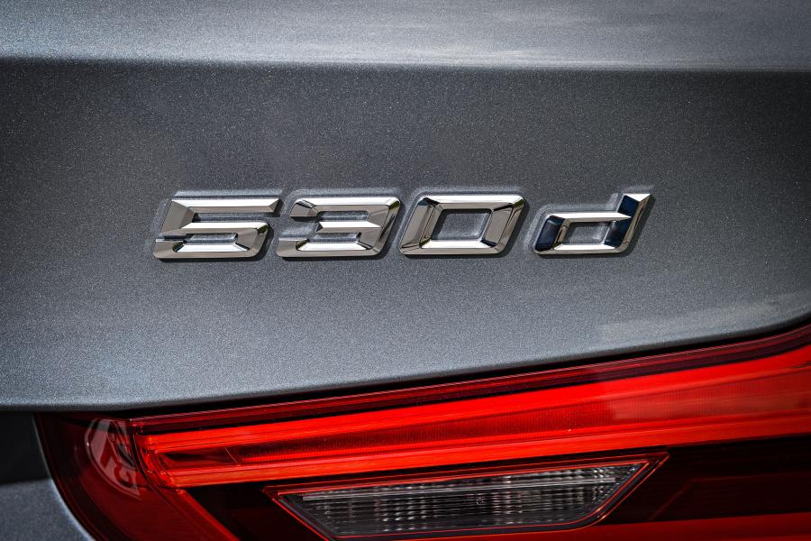 Логотип BMW 530d Touring M Sport 2017 года  (WW) (фото 28 из 40)
